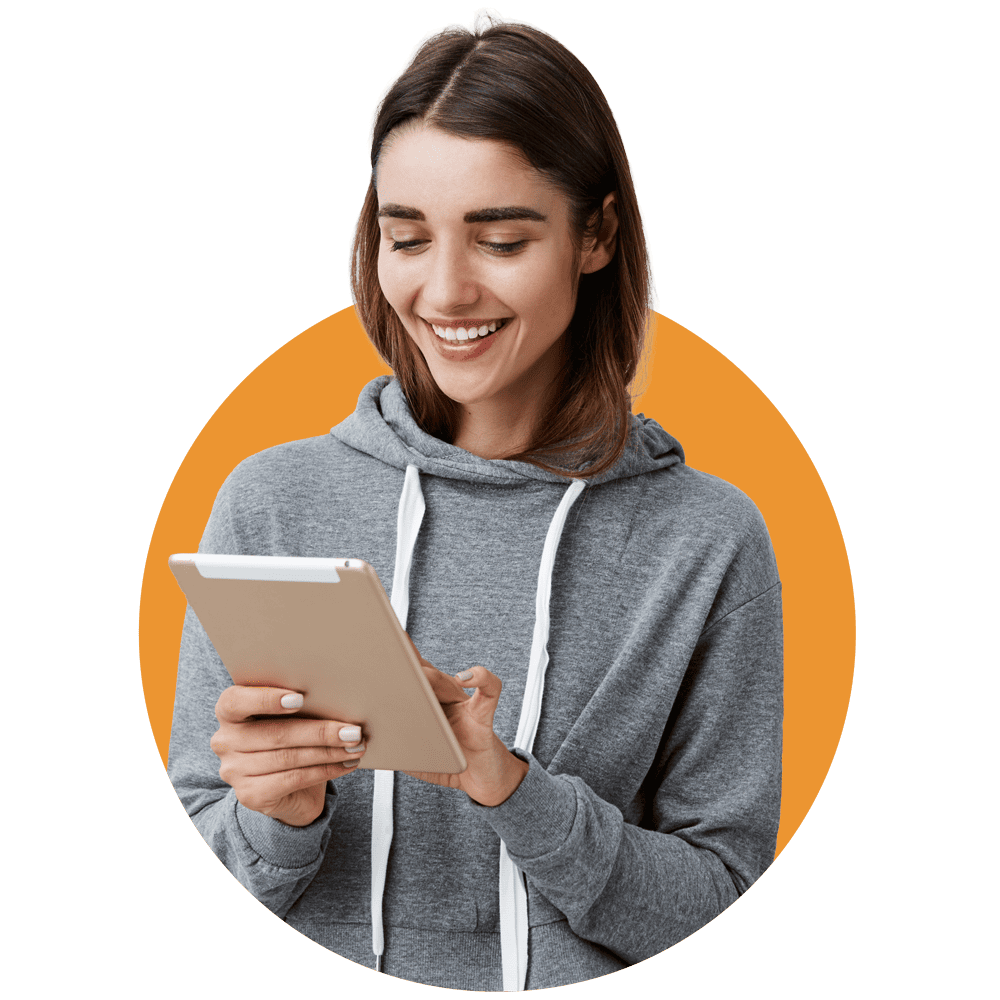 Mujer viendo un papel