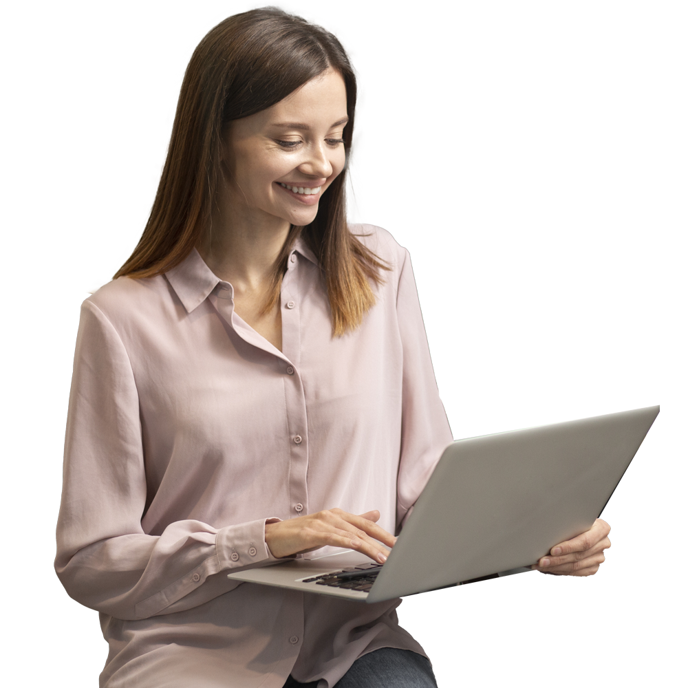 Mujer sonriendo mientras ve su laptop.