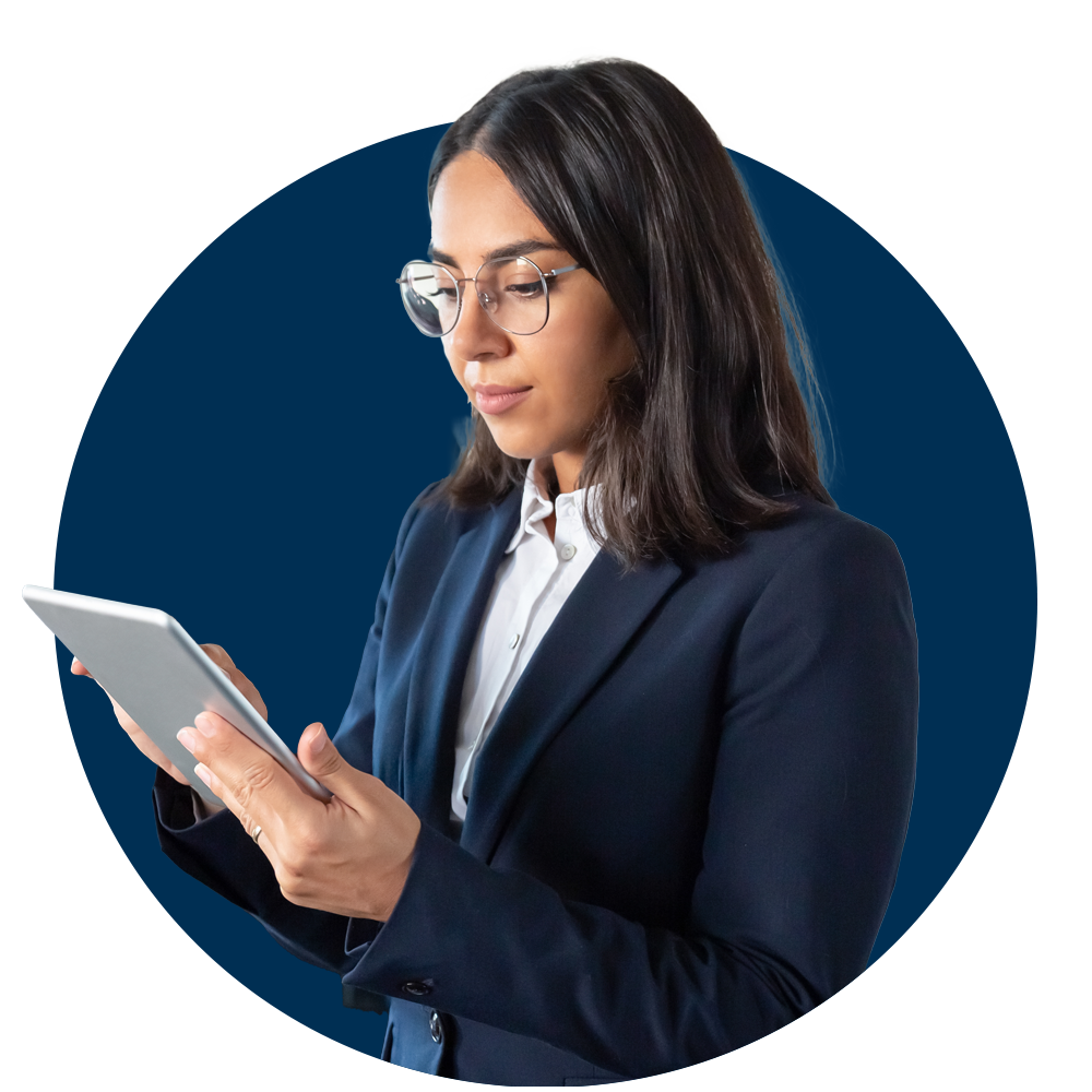 Mujer revisando tablet.