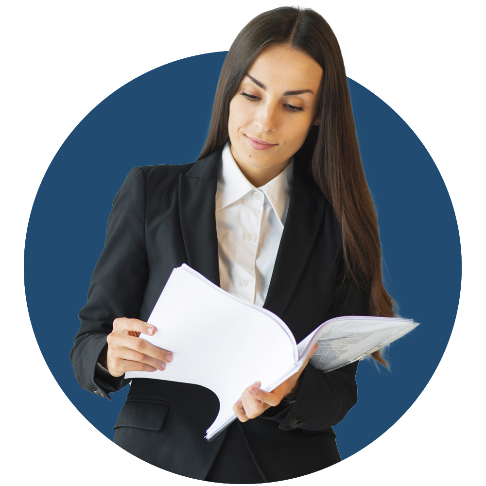 Mujer leyendo proyectos de ley.