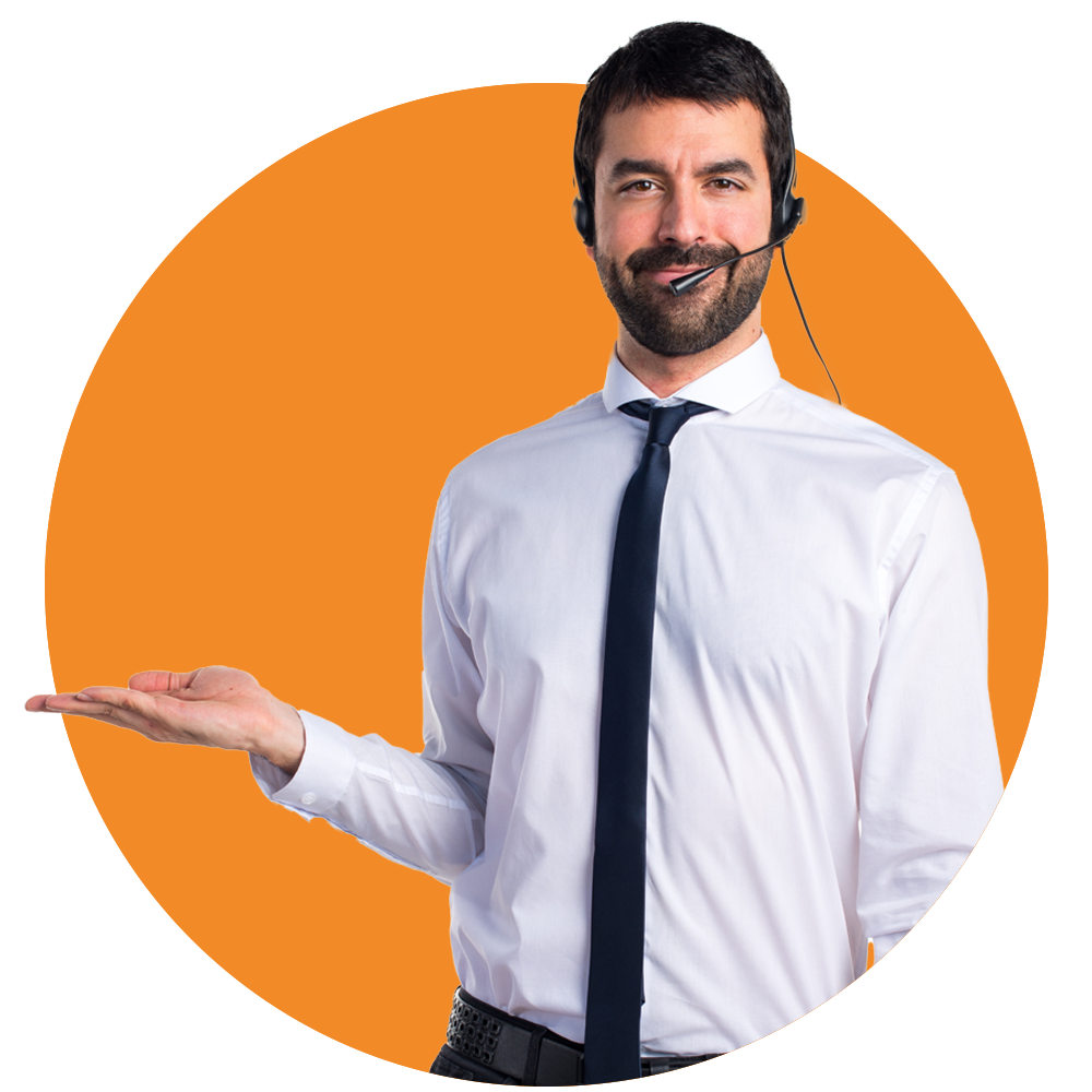 Hombre con diadema de llamada haciendo gesto de bienvenida.