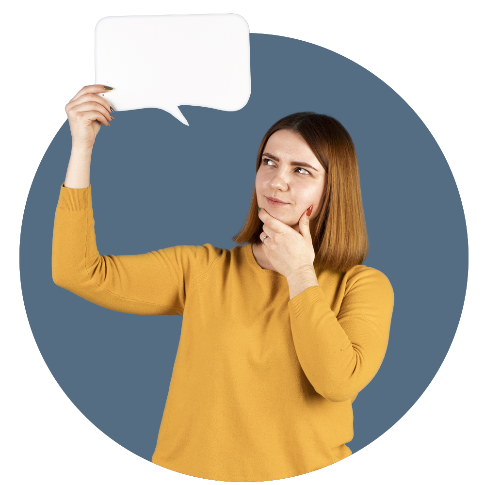 mujer sosteniendo un papel en forma de viñeta con una mano y agarrando su mandíbula con la otra mano.