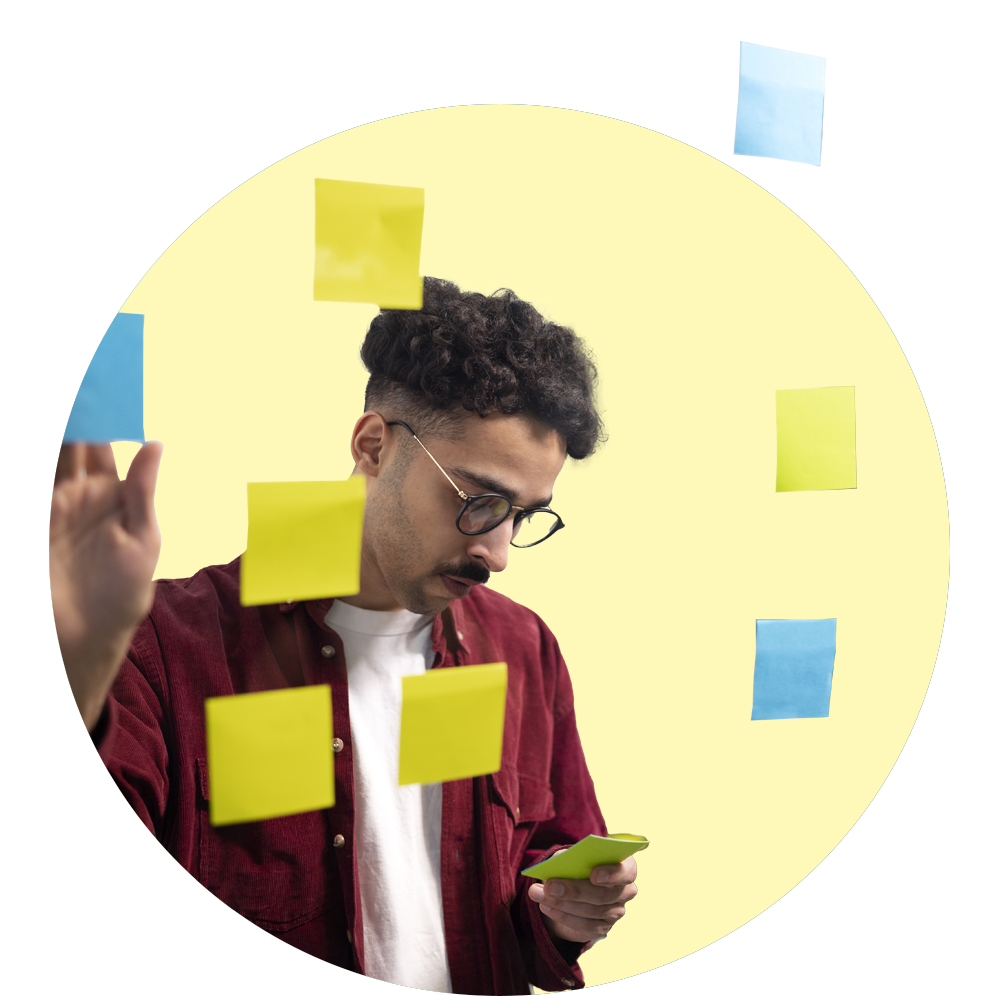 Hombre revisando post it.