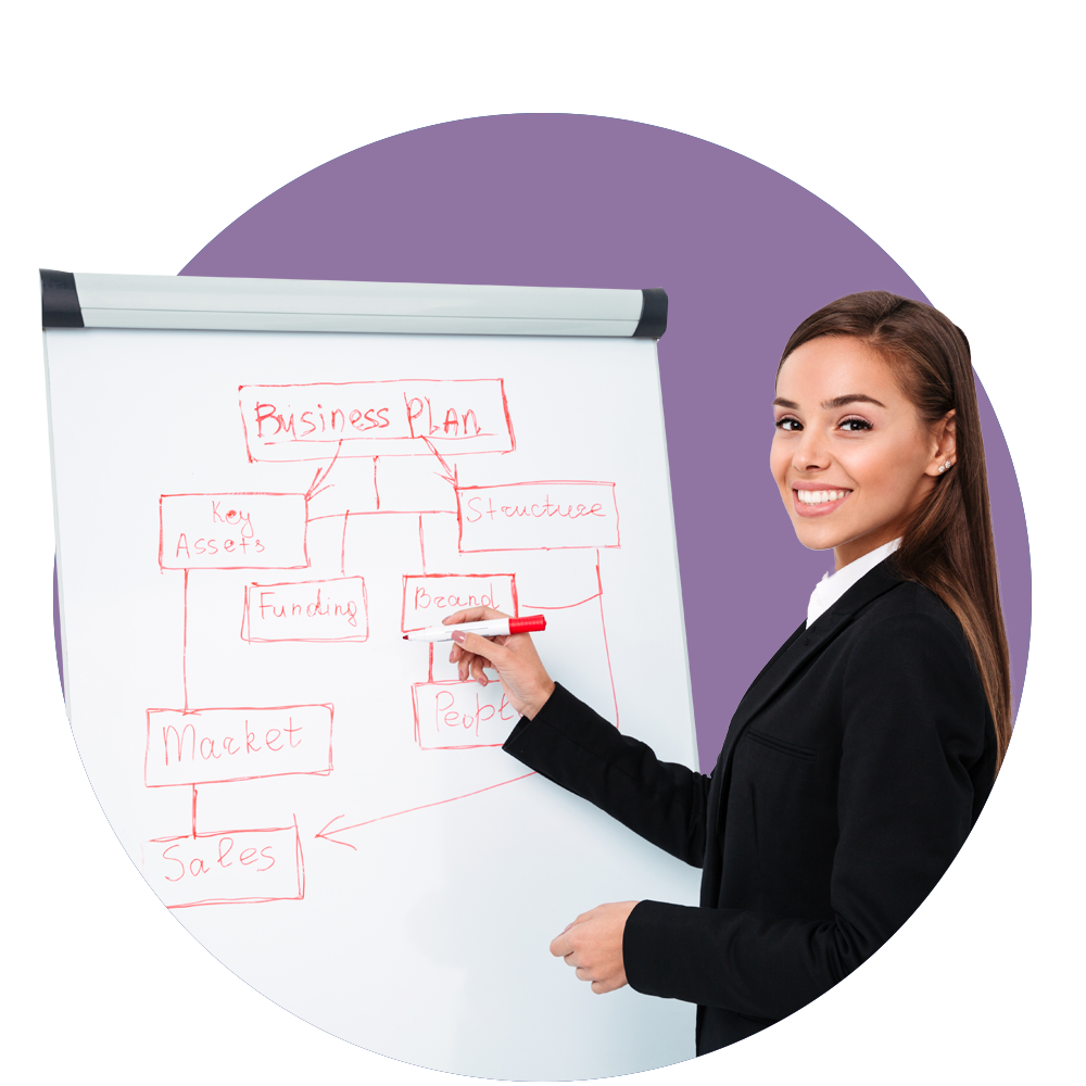 Mujer sonriendo y escribiendo en un tablero.