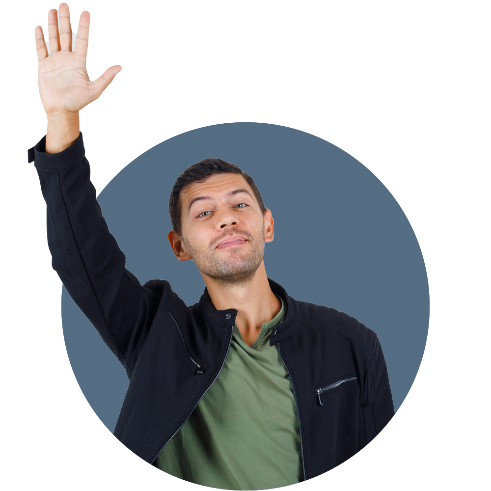 Mujer revisando su tablet mientras sonríe 