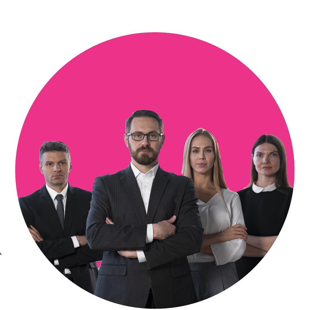 Dos hombres y dos mujeres cruzando los brazos.