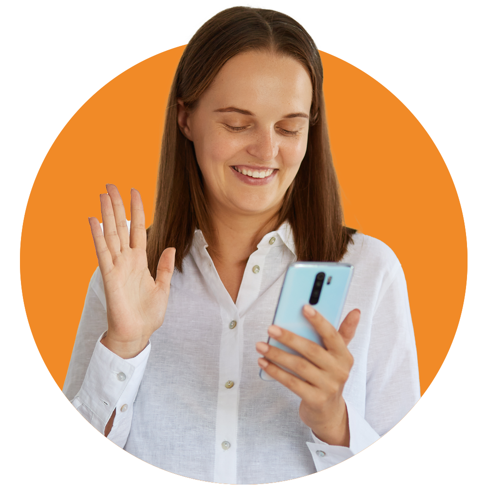 Mujer con tablet sonriendo