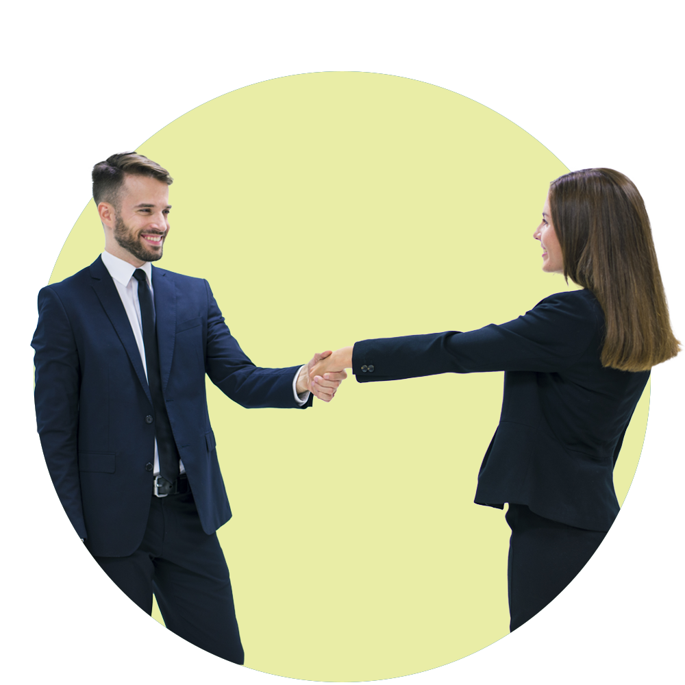 Hombre y mujer estrechando la mano.