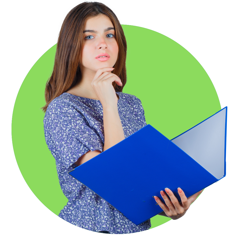 Joven viendo al frente con carpeta en la mano.