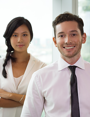 Mujer y hombre mirando al frente y sonriendo.
