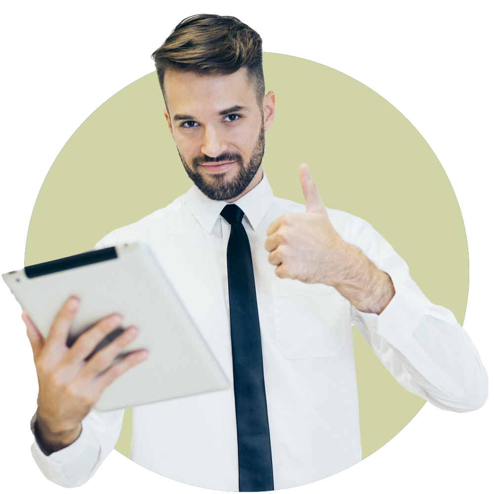 hombre sosteniendo tablet y alzando el pulgar arriba.