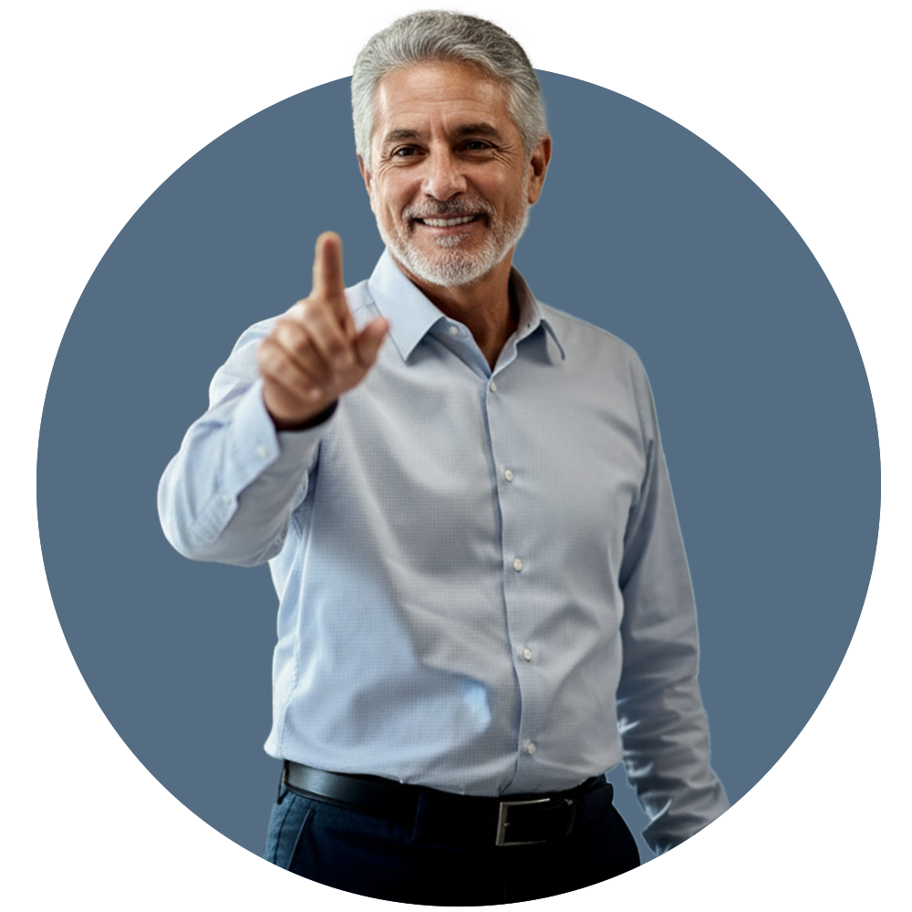 Hombre sonriendo señalando al frente.