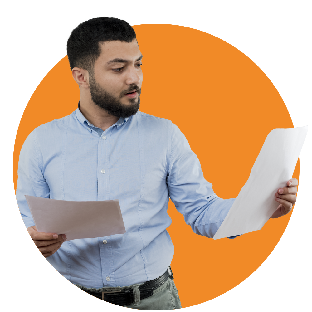 hombre revisando papeles que tiene en las manos.