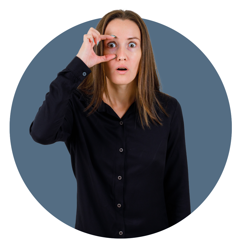 Mujer haciendo gesto con su mano de abrir su ojo.