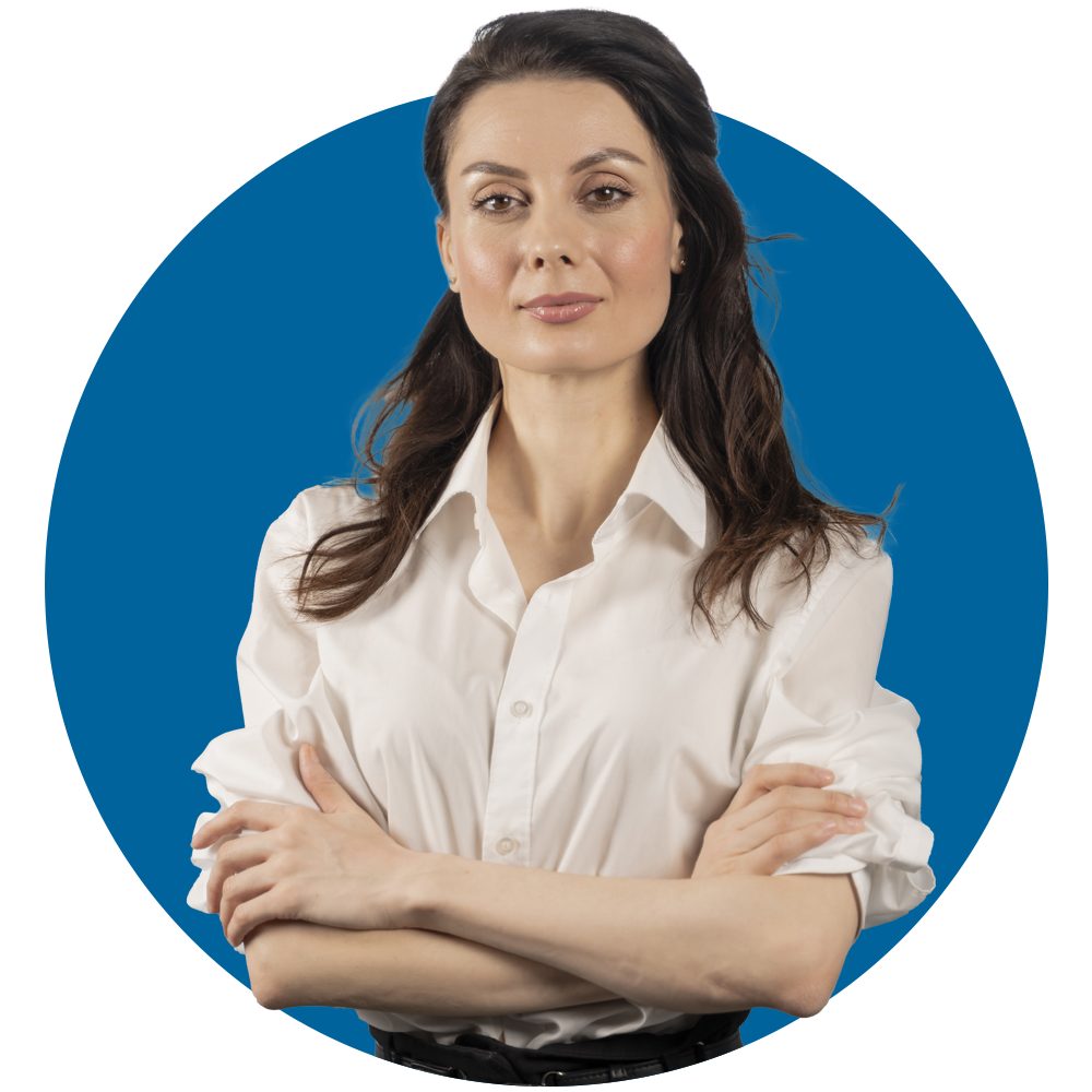 mujer con los brazos cruzados.