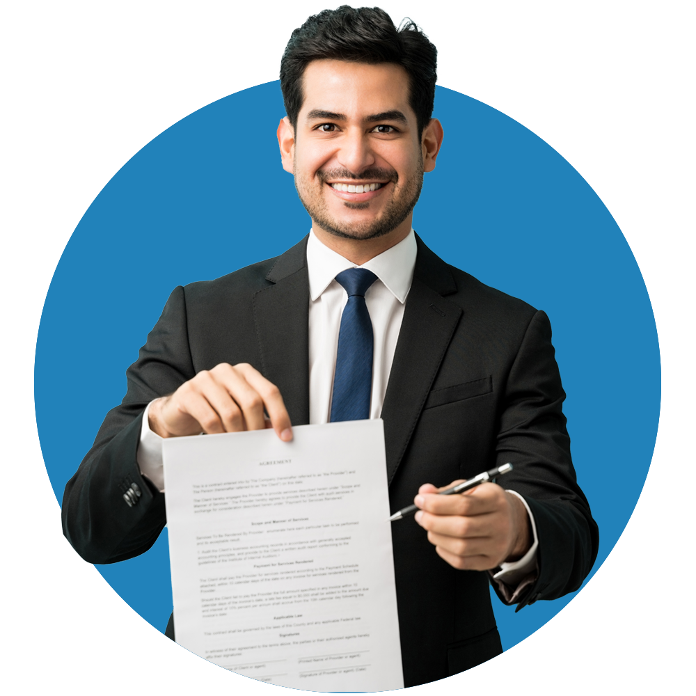 hombre sonriendo con lapicero y formulario en la mano.