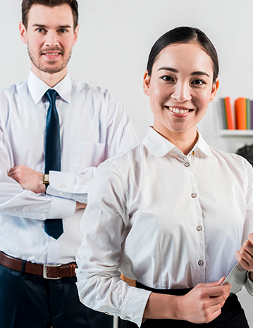 Hombre y mujer mirando al frente en forma profesional.