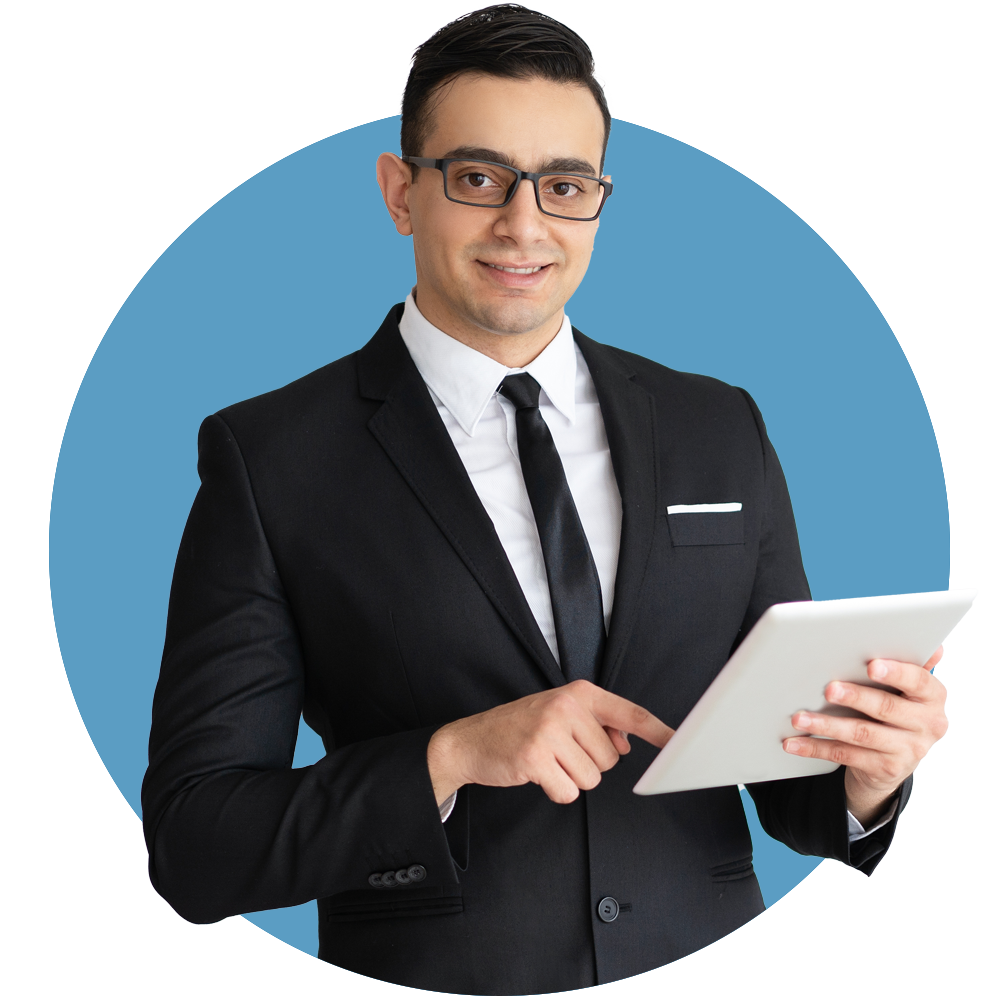 Hombre con tablet en la mano.