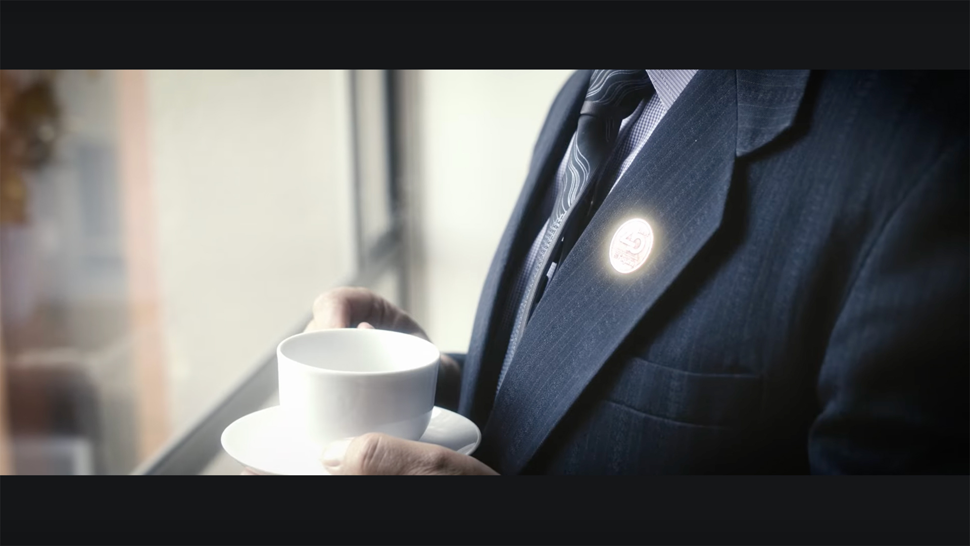 Dos vendedores sonriendo