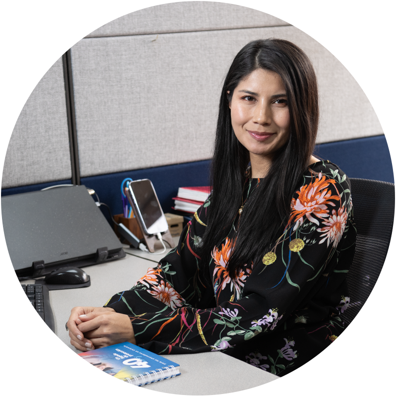 Funcionaria sonriendo en su escritorio