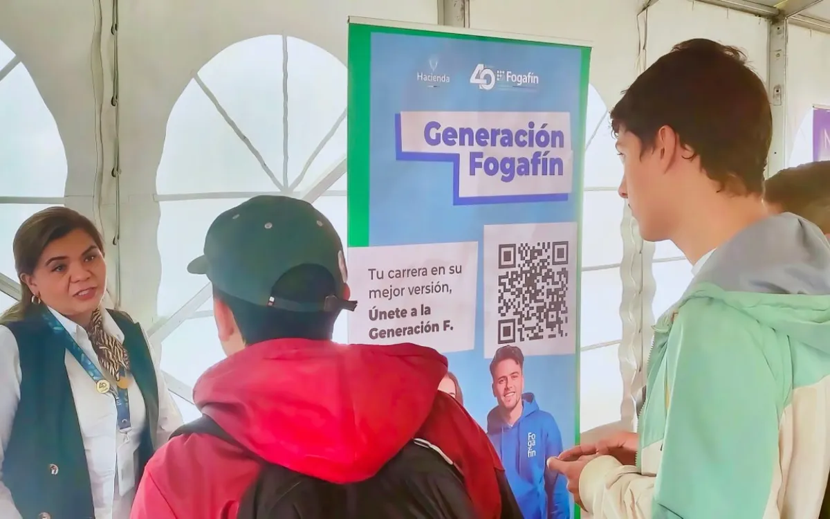 Funcionaria explicando el programa de pasantías